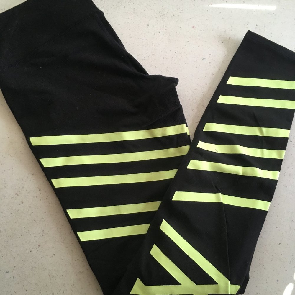 ALO Yoga Pant Leggings Black with Glow Stripes M